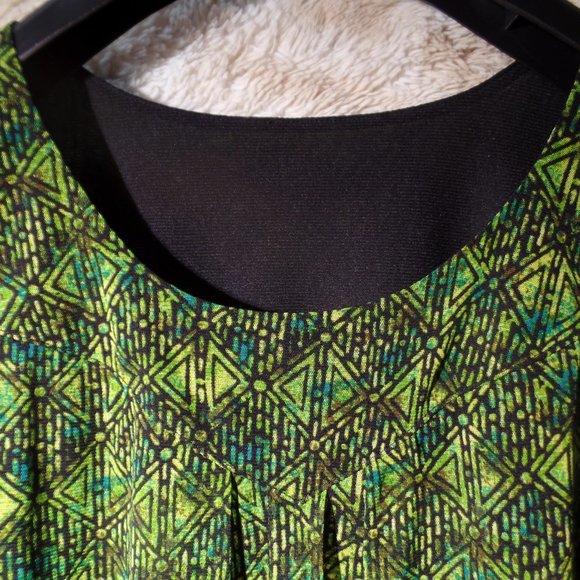 Green geometric print pleated semi sheer top over black lining L - Picture 2 of 5